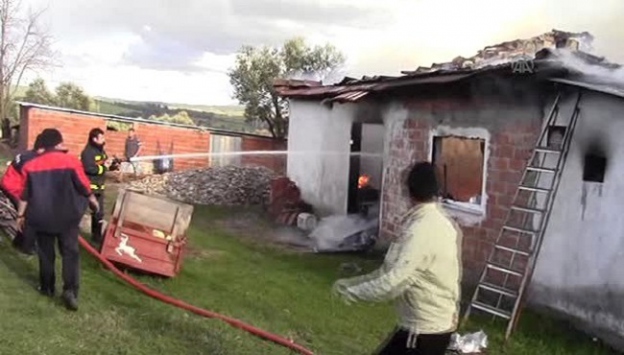 İçerisinde iki ailenin yaşadığı ahşap ev çıkan yangında kullanılamaz hale